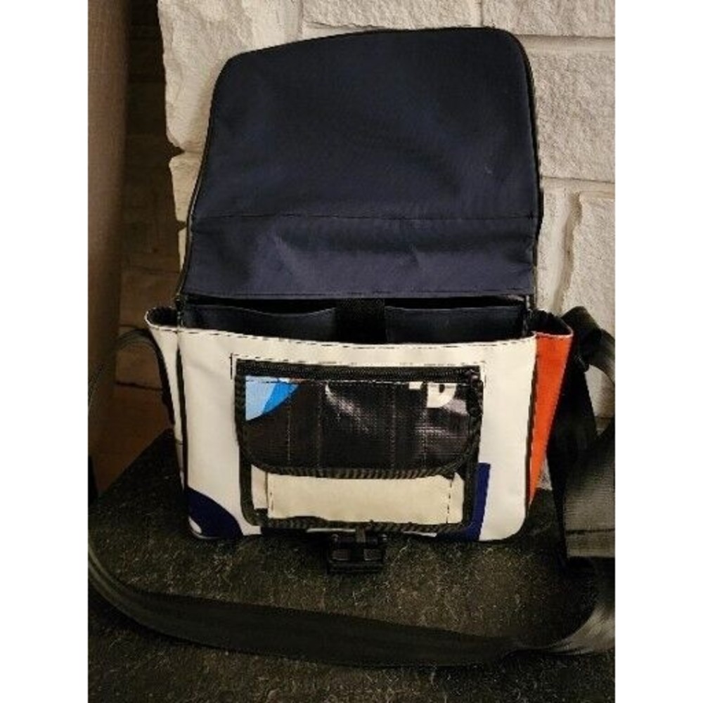 VAHO Trashion MESSENGER Bag Barcelona Upcycled Vinyl Banners Laptop 11.5" - Picture 2 of 3